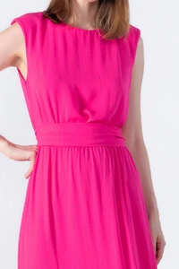 Vestido longo com ombreira e babado