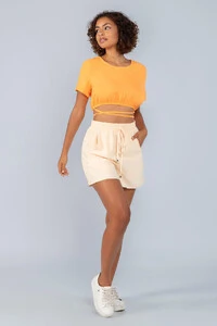 Blusa cropped em crepe elastico e amarracao cintura