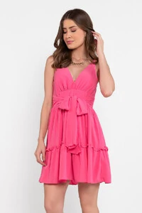 Vestido curto com babados e faixa embutida