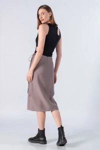 Saia midi em viscose com bolso e faixa