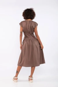 Vestido midi em algodao com pregas acinturado