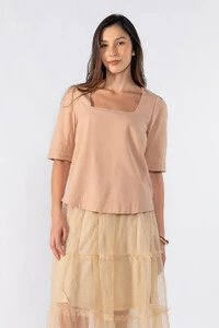Blusa social decote quadrado detalhe na manga