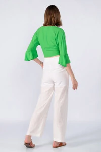 Cropped em viscose manga flare