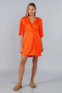 Vestido curto acetinado tranpasse manga sino
