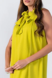 Vestido midi decote em v com faixa
