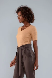 Blusa texturizada curta decote v