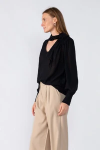 Blusa em viscose babado na gola