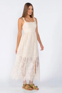 Vestido longo em renda com detalhe em paete