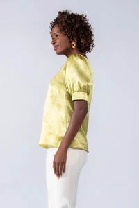 Blusa acetinada decote quadrado