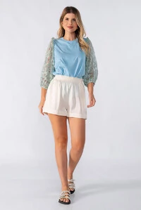 Blusa bicolor manga em renda bufante