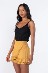 Shorts saia com babados e ziper