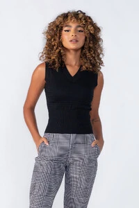 Blusa regata curta com furinhos