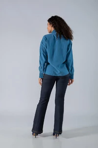 Camisa oversize em viscose e botao frontal