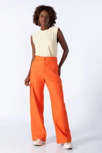 Calca pantalona em linho com bolsos