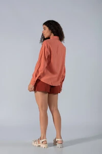 Camisa oversize em viscose e botao frontal