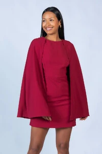 Vestido curto com capa