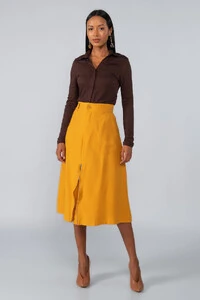 Saia midi em viscose com bolsos e ziper frontal