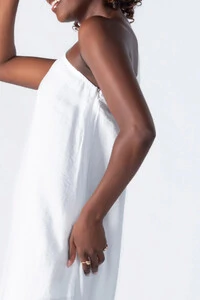 Vestido midi um ombro amplo
