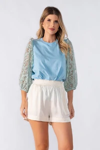 Blusa bicolor manga em renda bufante