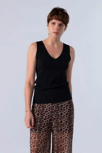 Blusa regata canelada decote em v