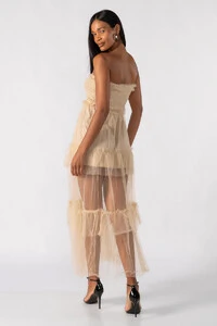 Vestido tomara que caia com tule