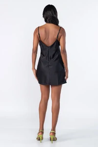 Vestido curto decote degage