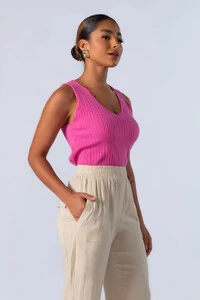 Blusa regata canelada decote em v