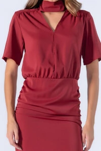 Vestido midi franzido decotado