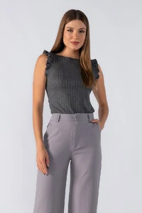 Blusa canelada babado manga