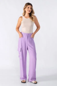 Calca pantalona com cinto e bolsos laterais