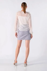 Blusa em chiffon com babado no decote