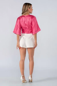 Blusa cropped gola v acetinada