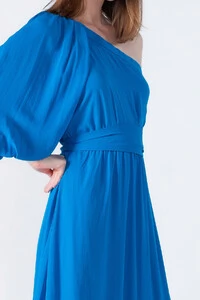 Vestido longo um ombro com babado