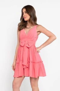 Vestido curto com babados e faixa embutida