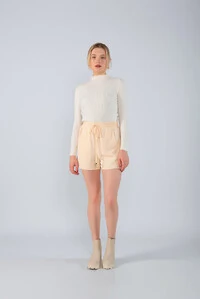 Shorts crepe com bolsos e detalhes em strass