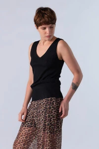 Blusa regata canelada decote em v