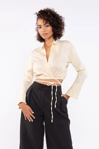 Camisa cropped transpassada amarracao