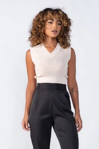 Blusa regata curta com furinhos