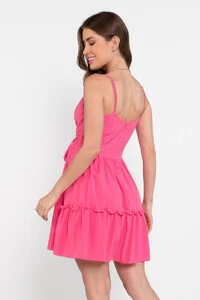 Vestido curto com babados e faixa embutida