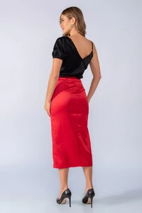 Saia midi acetinada com fenda