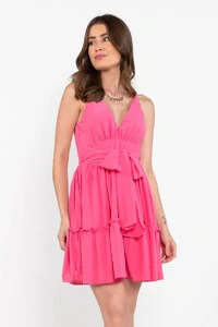 Vestido curto com babados e faixa embutida