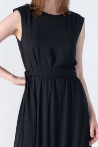 Vestido longo com ombreira e babado