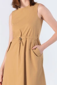 Vestido midi detalhe de ajuste na cintura