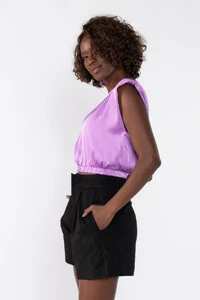 Blusa cropped com ombreiras e elastico na barra