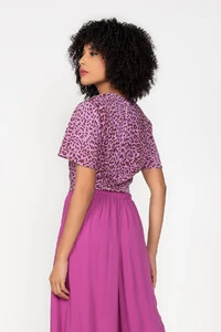 Cropped em viscose animal print