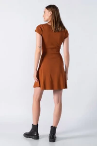 Vestido modelado com manga curta