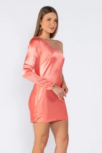 Vestido curto manga nula com franzido lateral