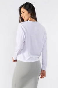 Blusa costuras frontal em detalhe