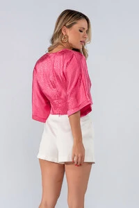 Blusa cropped gola v acetinada