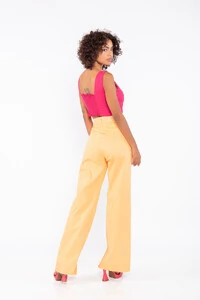 Calca sarja wide leg recorte e corrente no cos